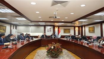 محافظ قنا وجهاز تنمية المشروعات يبحثان تطوير التكتلات الحرفية لتعزيز الاقتصاد المحلي