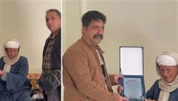 بعد 4 عقود.. طلاب يمنيون يفاجئون معلمهم المصري بزيارة وتكريم