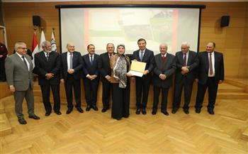 وزير الزراعة يسلم جوائز مركز "البحوث الزراعية" الثلاثة للفائزين.. ويقرر زيادة بنسبة 50%