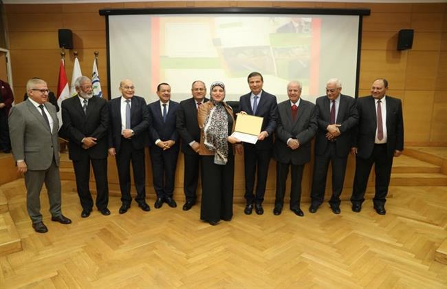 وزير الزراعة يسلم جوائز مركز "البحوث الزراعية" الثلاثة للفائزين.. ويقرر زيادة بنسبة 50%