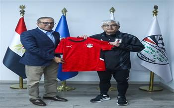 مصطفى عزام يستقبل رئيس بعثة منتخب اليابان ويتبادلان الدروع 