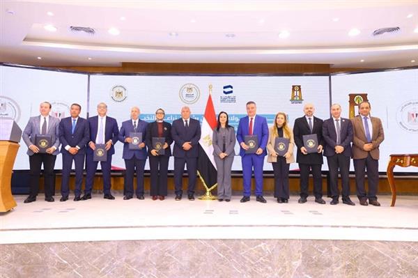 وزيرة التضامن ومحافظ الوادي الجديد يشهدان توقيع 5 بروتوكولات تعاون بين الوزارة والمحافظة 