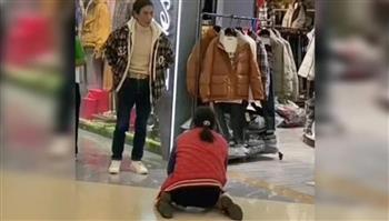 فيديو صادم.. سيدة تجثو على ركبتها وتستجدي زوجها لشراء سترة