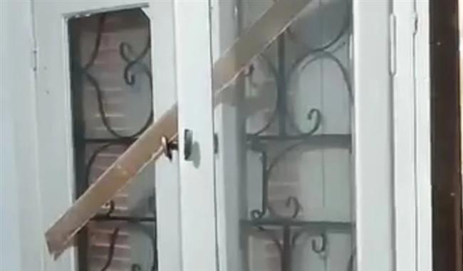 اصطدام ميني باص بمدخل عقار في مدينة بدر