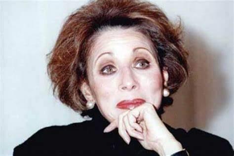 لبنى عبد العزيز تنفي شائعات تعرضها لوعكة صحية