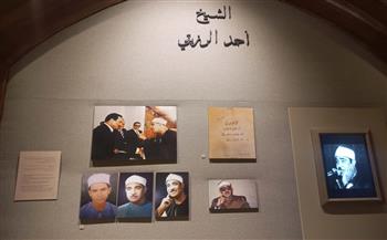 مقتنيات ولوحة تعريفية توثق سيرة الشيخ أحمد الرزيقي