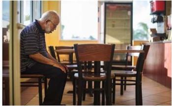 هل يجوز أن يؤم المصلين رجل كبير في السن يصلي جالسًا؟.. أمين الفتوى يجيب