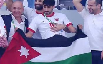 كأس العرب.. يزن النعيمات يحتفل مع لاعبي الأردن بالتأهل للمباراة النهائية