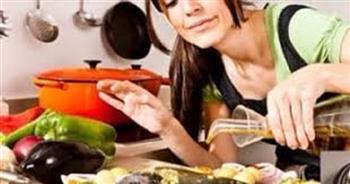 من القلي الي إعادة التسخين.. عادات يومية تفقد الطعام لذته وقيمته الغذائية 