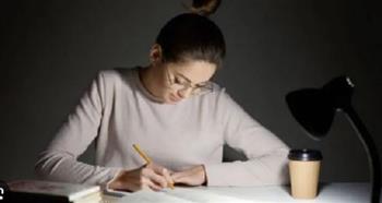 لطالبات الجامعة.. كيف تميزين علامات الإرهاق إذا كنت تسعين للتفوق الدراسي؟