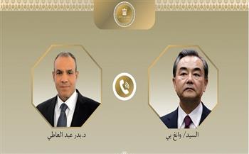 وزير الخارجية يؤكد لنظيره الصيني هاتفيًا أهمية تنفيذ استحقاقات المرحلة الثانية من اتفاق شرم الشيخ