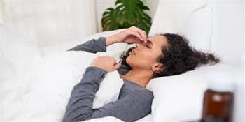 لنوم هادئ خلال الزكام.. نصائح لتخفيف انسداد الأنف والسعال 
