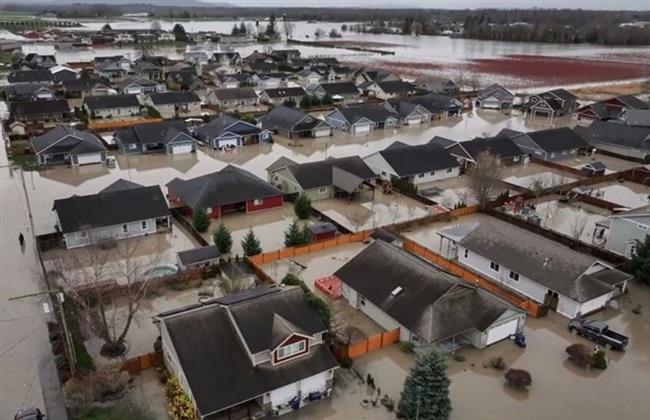 أمريكا: فرق الطوارئ تدعم سدًا ترابيًا جنوب سياتل بعد انهيار جزئي تسبب بتحذيرات من فيضانات