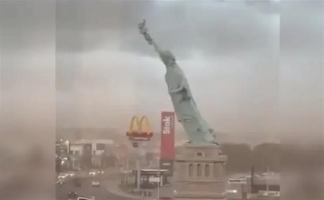 تفتت أمام المارة.. الرياح العاتية تسقط تمثال الحرية البرازيلي (فيديو)