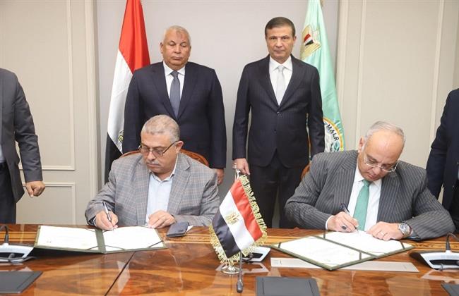 وزير الزراعة ومحافظ الوادي الجديد يشهدان توقيع بروتوكول لحماية مركز إنتاج الحرير من زحف الرمال