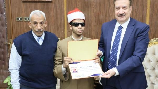 محافظ المنوفية يكرم الطالب عبدالرحمن مهدي لفوزه بمسابقة القرآن العالمية 