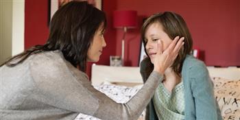 للأمهات.. نصائح للتعامل مع ابنتك كثيرة الشكوى لتعيش بسعادة وهدوء