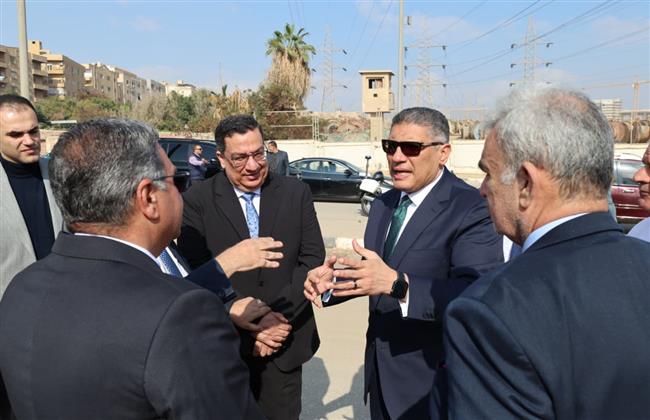 محافظ الجيزة يعاين الموقع المقترح لإقامة سوق اليوم الواحد بهضبة الأهرام