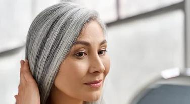 لجمالك.. مكياج يناسب صاحبات الشعر الرمادي