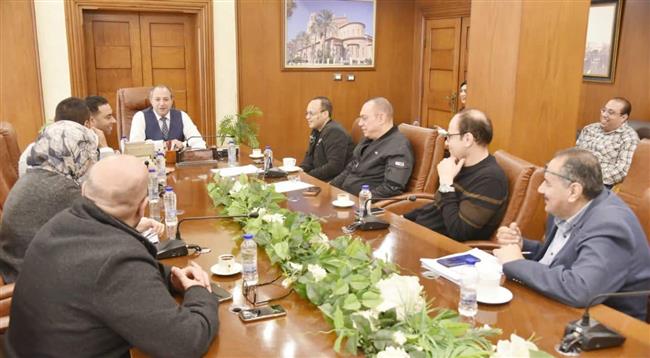 محافظ بورسعيد يبحث آليات تطوير الخدمات الطبية داخل مستشفيات مديرية الصحة