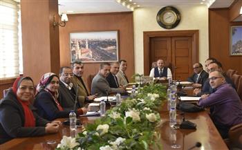 محافظ بورسعيد يناقش مع لجنة وزارة التربية والتعليم سبل تطوير المنظومة التعليمية بالمحافظة 