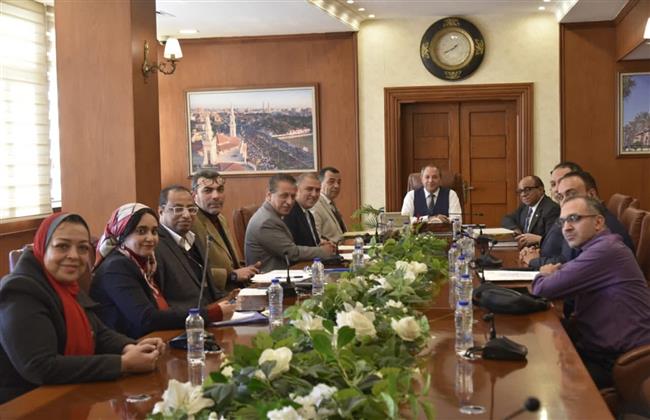 محافظ بورسعيد يناقش مع لجنة وزارة التربية والتعليم سبل تطوير المنظومة التعليمية بالمحافظة 