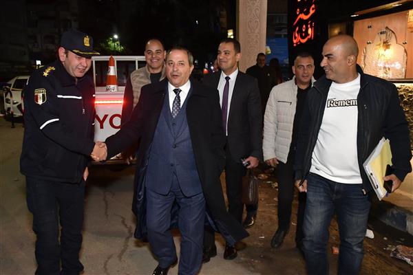 قبل انطلاق انتخابات الإعادة لمجلس النواب.. محافظ بورسعيد يتفقد محيط عدد من اللجان الانتخابية 