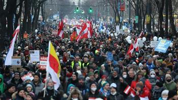 آلاف من النمساويين يتظاهرون في فيينا للتحذير من هدم المزايا الاجتماعية