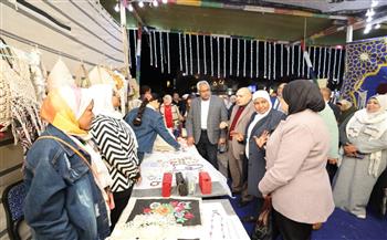 سكرتير عام محافظة البحر الأحمر يفتتح معرض لمسة مصرية بالغردقة 