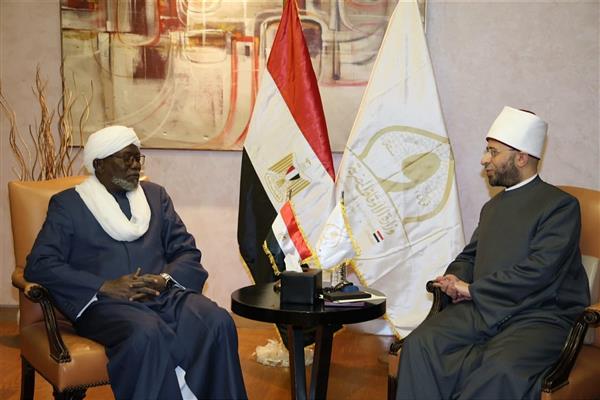 وزير الأوقاف يلتقي مفتي جزر القمر على هامش مؤتمر الإفتاء الدولي 