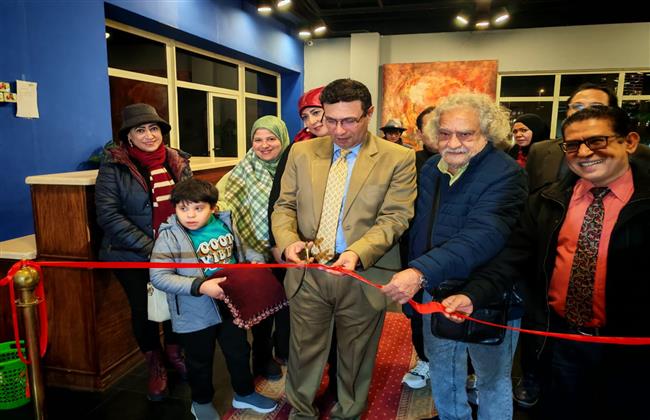 بأعمال تعبر عن هوية أسيوط وتراثها.. قصور الثقافة تفتتح معرض "مراسم أبنوب" 