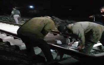 لإعادة الحركة إلى طبيعتها.. رجال هندسة السكة الحديد يتحدون برودة الطقس ويواصلون العمل ليلًا