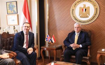 وزير التعليم العالي يلتقي سفير المملكة المتحدة بالقاهرة لبحث التوسع في الفروع الدولية 