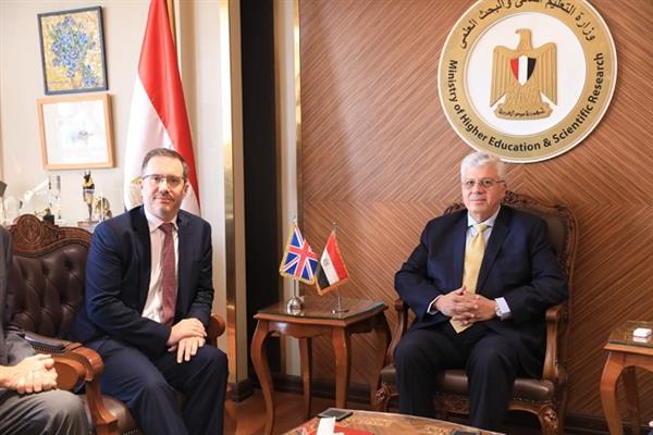 وزير التعليم العالي يلتقي سفير المملكة المتحدة بالقاهرة لبحث التوسع في الفروع الدولية 