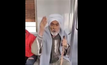 حاطة رجل على رجل.. مشادة بين مسن وشابة في مترو الأنفاق (فيديو)