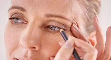  لإخفاء التجاعيد.. 5 خطوات عليكِ اتباعها عند رسم الآيلاينر بعد ال40