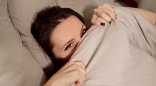 للتحكم في حرارة جسمك وتحسين نومك... اتبعي تلك الحيل