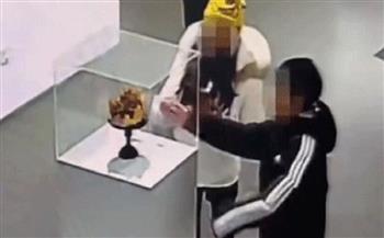 قيمته 2.27 مليون.. طفل يتلف تاج ذهبي في متحف صيني