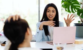 للمرأة العاملة…علامات تدل على حاجتك لتطوير مهاراتك الاجتماعية