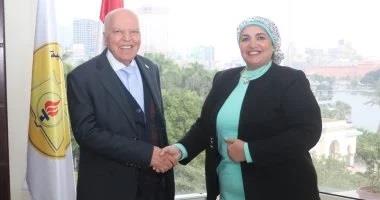 "نقيب المعلمين" يبحث مع مدير عام إدارة عين شمس التعليمية دعم مبادرة "المربي الفاضل" 