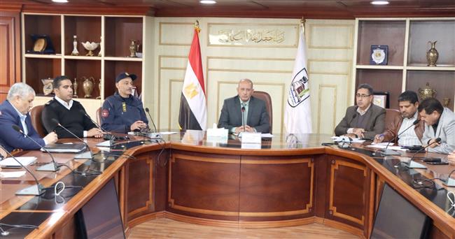 السكرتير العام يناقش الموقف التنفيذي لمشروعات الخطة الاستثمارية في قطاعات الطرق والحماية المدنية والمرور والري