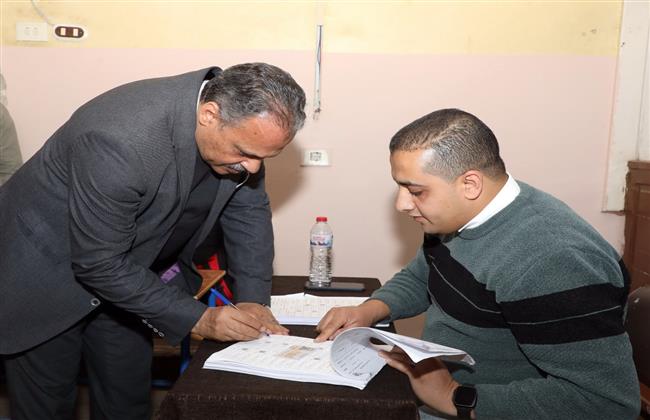 محافظ الشرقية يُدلي بصوته بلجنة الزقازيق في أول أيام جولة الإعادة بالمرحلة