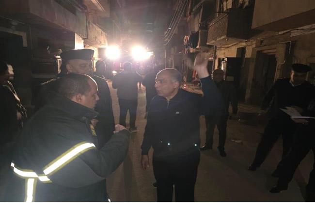 بعد إصابة 4 أشخاص.. محافظ المنيا يتفقد موقع العقار المنهار في حي طه السبع