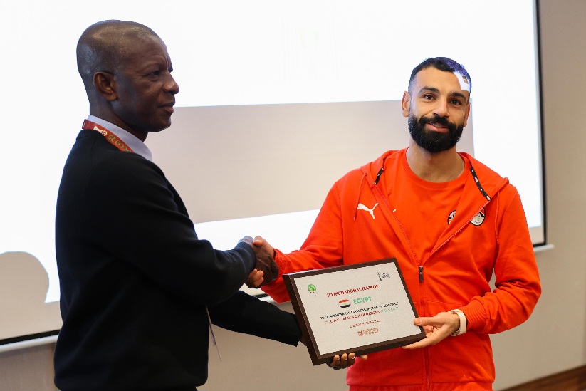 كاف يمنح صلاح شهادة مشاركة منتخب مصر في النسخة الـ 35 من كأس الأمم الأفريقية 