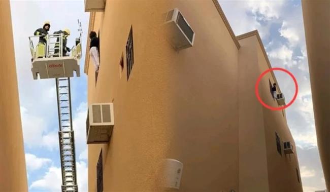 تريند السعودية.. حقيقية فيديو بطولي لأم تنقذ طفلها من الموت (فيديو)