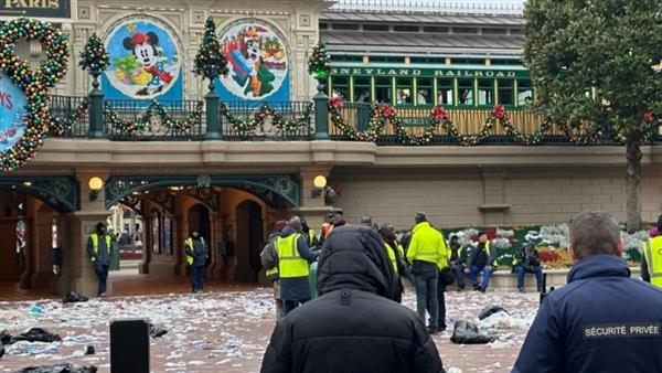 فقدت سحرها.. أكوام القمامة تستقبل زوار ديزني لاند في باريس 