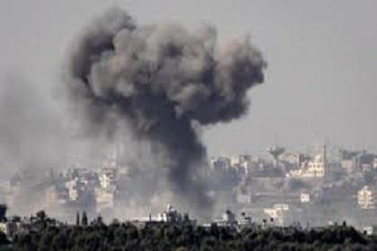 قصف إسرائيلي مكثف يستهدف مناطق شرقي غزة واستشهاد فلسطينية بالقرب من الخط الأصفر