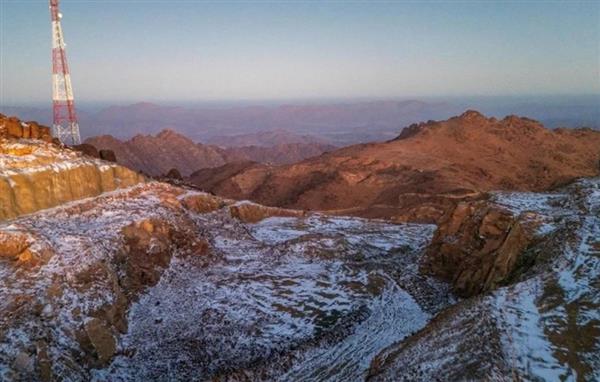 الجمال الأبيض.. مشاهد مدهشة لتساقط الثلوج على جبال اللوز السعودية 