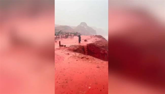 مشهد غير مألوف.. ساحل إيراني يتحول إلى لون الدماء