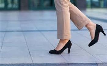 لأناقتك وسلامة مفاصلك.. طرق سليمة لارتداء حذاء بكعب عالي 